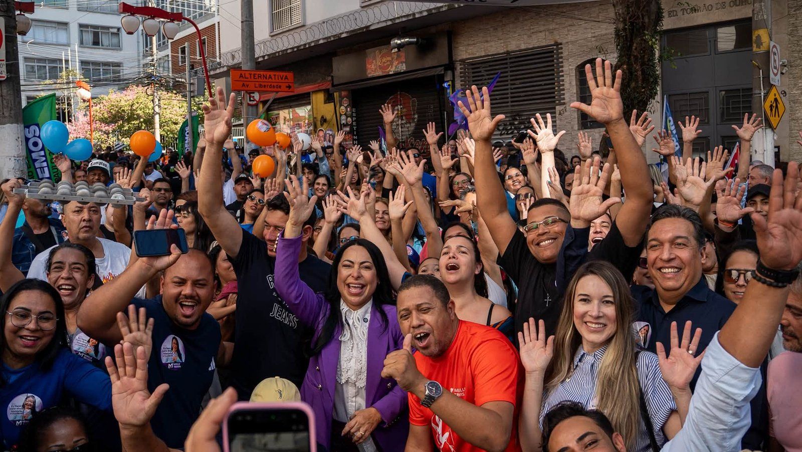 Mirelle Trevisan aparece entre muitas pessoas reunidas em uma mobilização pública.