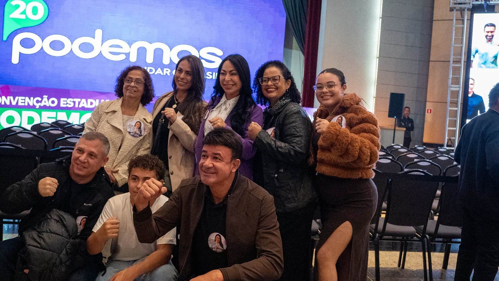 Mirelle Trevisan posa com apoiadores durante um encontro público.